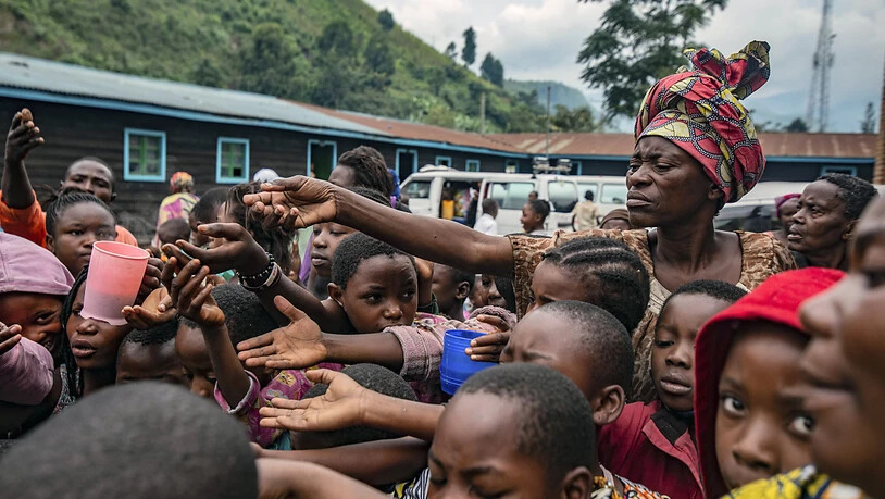 Menschen, die aus Goma geflohen sind, versammeln sich an einer Lebensmittelverteilungsstelle in Sake, wo sie Unterschlupf gefunden haben. Foto: Moses Sawasawa/AP/dpa