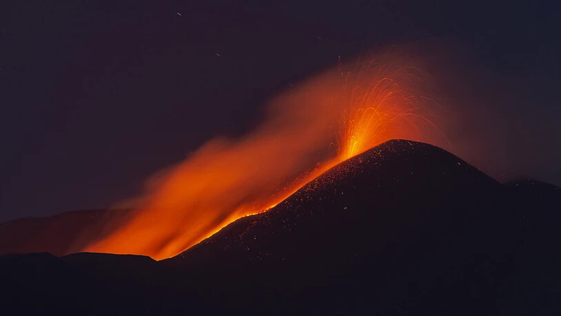 Lava strömt aus dem südlichen Seitenkrater des Ätna, der höchste aktive Vulkan in Europa. Foto: Salvatore Allegra/AP/dpa
