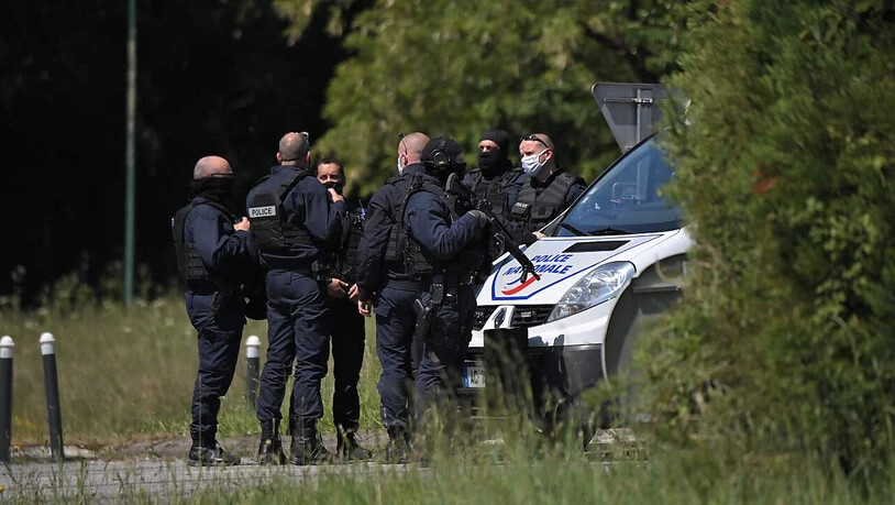 Polizisten bei ihrem Einsatz in La Chapelle-Sur-Erdre bei Nantes, an dem eine Polizistin mit einem Messer verletzt worden ist. Foto: Loic Venance/AFP/dpa