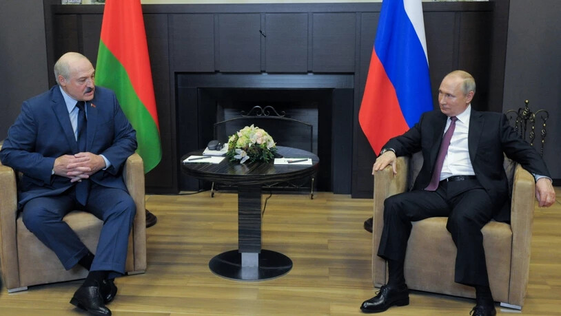 dpatopbilder - Wladimir Putin (r), Präsident von Russland, und Alexander Lukaschenko, Präsident von Belarus, sprechen während ihres Treffens. Foto: Mikhail Klimentyev/Pool Sputnik Kremlin/AP/dpa