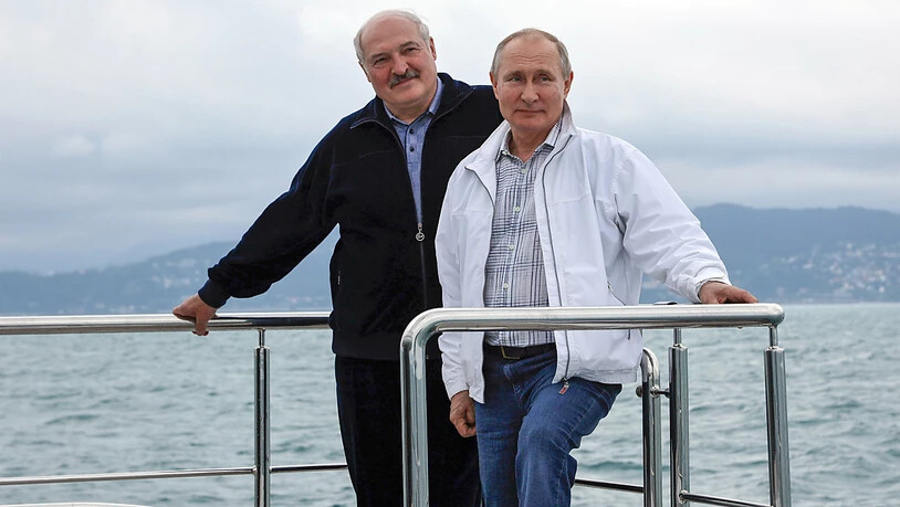 dpatopbilder - Wladimir Putin (r), Präsident von Russland, und Alexander Lukaschenko, Präsident von Belarus, stehen auf einem Boot während ihres Treffens in Sotschi am Schwarzen Meer. Russland will das autoritär geführte Belarus bis Ende Juni mit einem…