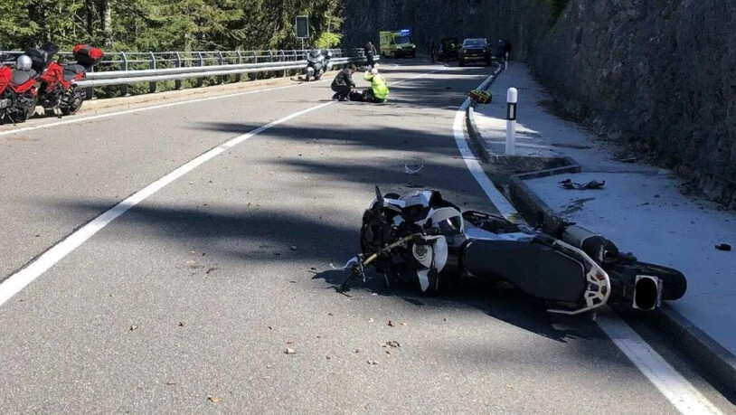 Drei Motorradfahrer haben sich am Sonntag bei einem Verkehrunfall auf der Jaunpass-Strasse verletzt.