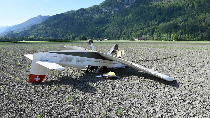 Das Kleinflugzeug des Typs Brändli BX-2 (Cherry) blieb nach der missglückten Notlandung in einem Feld bei Bad Ragaz SG auf dem Dach liegen. Der 59-jährige Pilot kam mit dem Schrecken davon.