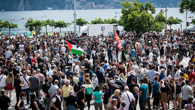 Rund 500 Personen haben am Samstag in Lugano friedlich gegen den Abbruch des Kulturzentrums demonstriert