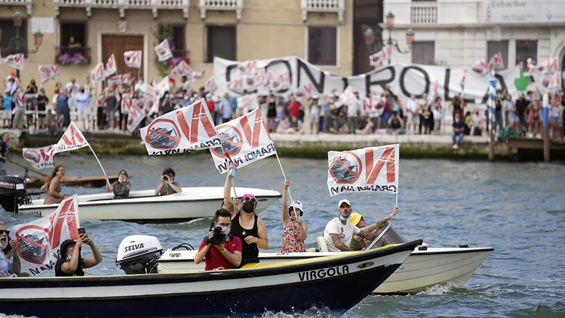 dpatopbilder - Erstmals seit Beginn der Corona-Pandemie hat wieder ein großes Kreuzfahrtschiff in Venedig abgelegt - unter lautstarkem Protest von "No Big Ships"-Aktivisten. Foto: Antonio Calanni/AP/dpa