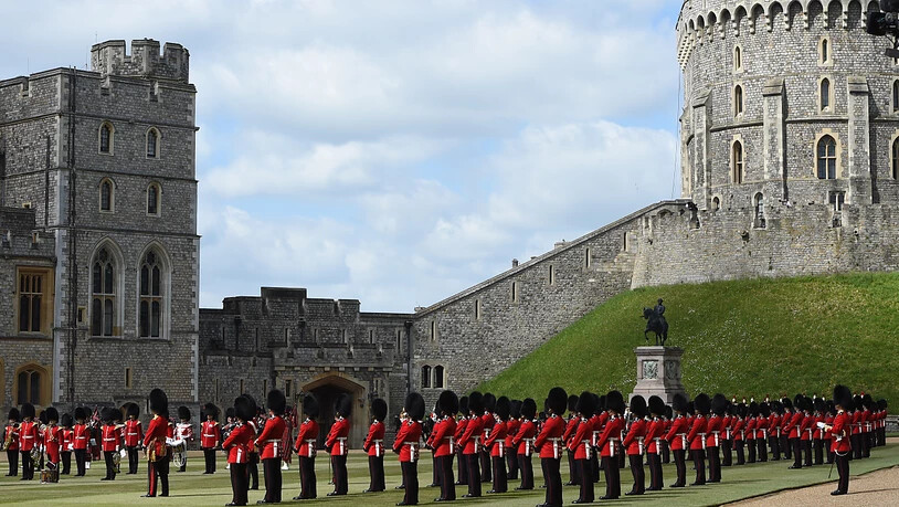 Gardisten stehen im Rahmen der Zeremonie anlässlich des offiziellen Geburtstags von Königin Elizabeth II. auf Schloss Windsor in Formation. Foto: Eddie Mulholland/The Daily Teleg/PA Wire/dpa