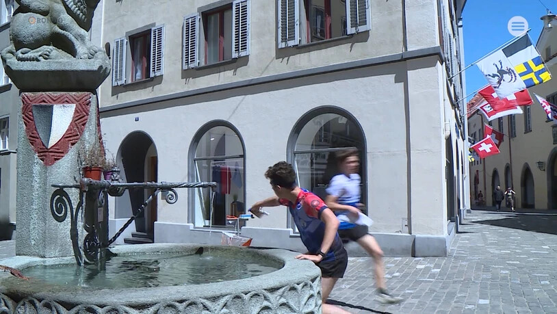 OL-Hoffnung aus Chur: Nicolò Infanger passiert einen Kontrollpunkt in der Churer Altstadt am Stadt-OL im Mai.