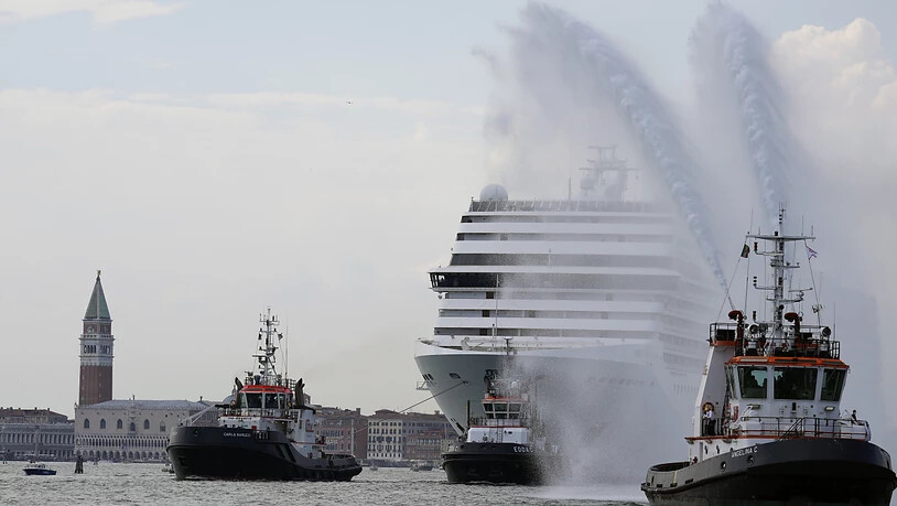 ARCHIV - Das Kreuzfahrtschiff MSC Orchestra verlässt die Lagune Venedigs. Foto: Antonio Calanni/AP/dpa