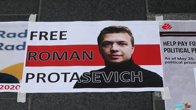Ein Schild mit einem Porträt des verhafteten belarussischen Journalisten Protassewitsch und der Aufschrift «Free Roman Protasevich» («Befreit Roman Protassewitsch») ist bei einem Protest von Mitgliedern der belarussischen Gemeinde in Irland vor dem…