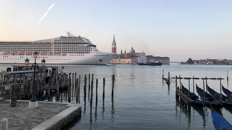 Das Kreuzfahrtschiff MSC Orchestra fährt den Giudecca-Kanal hinunter. Venedig hat einen Ideenwettbewerb für einen neuen Kreuzfahrtschiffhafen ausgerufen. Aus Gründen der Sicherheit und des Umweltschutzes sollen für große Schiffe Anlegeplätze außerhalb…