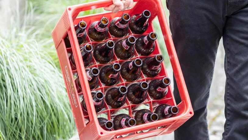 Gesucht: Leere Adlerbräu-Flaschen sollen zurück in die Schwandner Brauerei gebracht werden, damit sie neu befüllt werden können und dadurch der aktuelle Engpass entschärft wird.