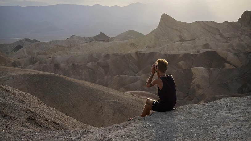 Eine Person schaut von einem Aussichtspunkt im Death Valley National Park, Kalifornien. Foto: John Locher/AP/dpa