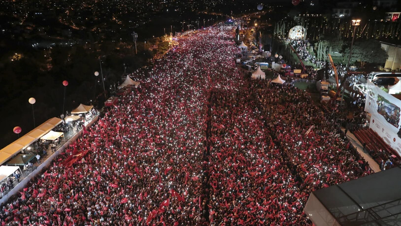 dpatopbilder - ARCHIV - 15.07.2018, Türkei, Istanbul: Tausende Menschen nehmen an einer Gedenkveranstaltung zum Jahrestag des Putschversuchs teil. Auch in diesem Jahr sind zum fünften Jahrestag des Putschversuches landesweit offizielle…