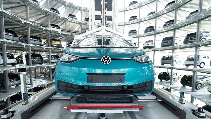 Der Autobauer VW hat im ersten Halbjahr 2021 wieder deutlich mehr verkauft. Allerdings mangelt es an Computerchips, die für die Autoindustrie wichtig sind. Das bereitet dem Konzern Schwierigkeiten. (Symbolbild)