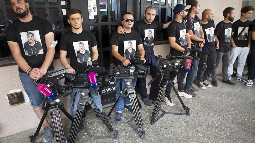 Kollegen eines nach einem Angriff gestorbenen Journalisten protestieren in Tiflis. Foto: Shakh Aivazov/AP/dpa