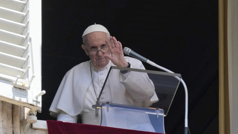 Papst Franziskus winkt am Fenster seines Arbeitszimmers der Menge auf dem Petersplatz zu. In seinem Angelusgebet an diesem Sonntag hat er für die Menschen in Deutschland, Belgien und den Niederlanden gebetet, die schwer von den Überschwemmungen getroffen…