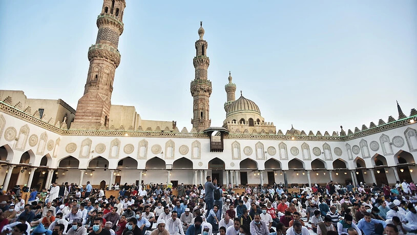 Ägyptische Muslime besuchen das Eid al-Adha-Morgengebet in der Al-Azhar-Moschee. Das Opferfest Eid al-Adha gilt als wichtigste islamische Feier und wird von Gläubigen auf der ganzen Welt gefeiert. Es erinnert an die Bereitschaft Abrahams, einen seiner…