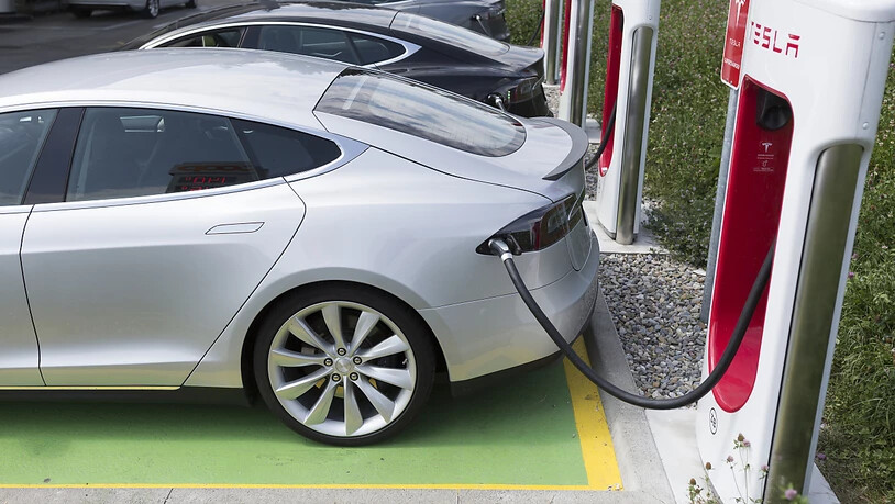 Der Elektroautopionier Tesla will seine Schnell-Ladestationen auch für Dritte öffnen. (Archivbild)