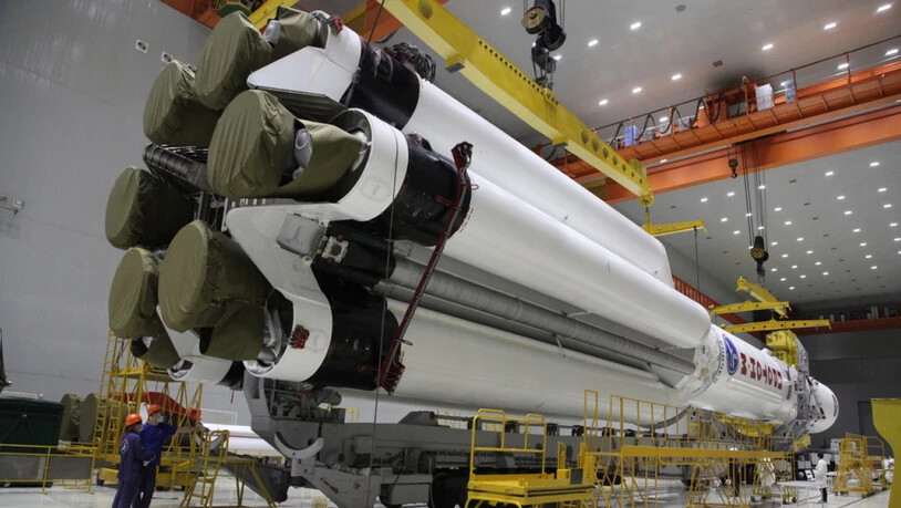 Die russische Proton-M Trägerrakete mit dem Nauka-Modul während der Montage. Heute Abend soll's losgehn zur ISS (Archivbild)