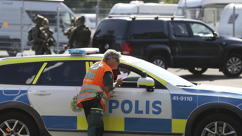 Polizisten arbeiten am Einsatzort. Zwei Insassen einer geschlossenen Haftanstalt in Schweden hatten nach Medienberichten zwei Wärter als Geiseln genommen. Nach ihrer bizarren Forderung nach der Lieferung von 20 Pizzen mit Döner-Auflage hat die Behörde…