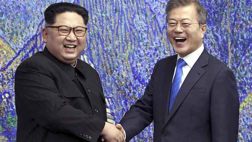 ARCHIV - In diesem Bild vom 27. April 2018 posiert der nordkoreanische Machthaber Kim Jong Un (l) mit dem südkoreanischen Präsidenten Moon Jae-in im Friedenshaus im Grenzdorf Panmunjom in der Demilitarisierten Zone in Südkorea. Foto: Korea Summit Press…