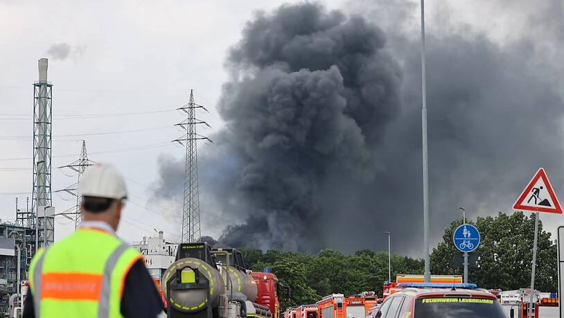 Im Westen Deutschlands ist es am Dienstagmorgen in einem Chemiebetrieb zu einer Explosion gekommen. Fünf Mitarbeitende werden vermisst, mehrere Beschäftigte wurden zum Teil schwer verletzt.