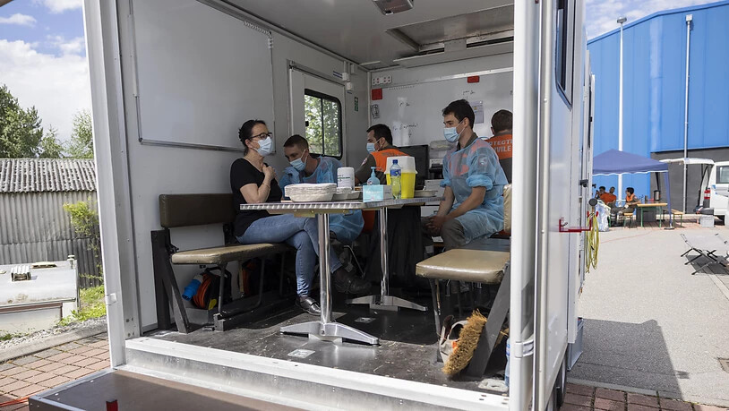 Um weiterhin möglichst viele Personen gegen das Coronavirus impfen zu können, sind mobile Trucks unterwegs. (Symbolbild)