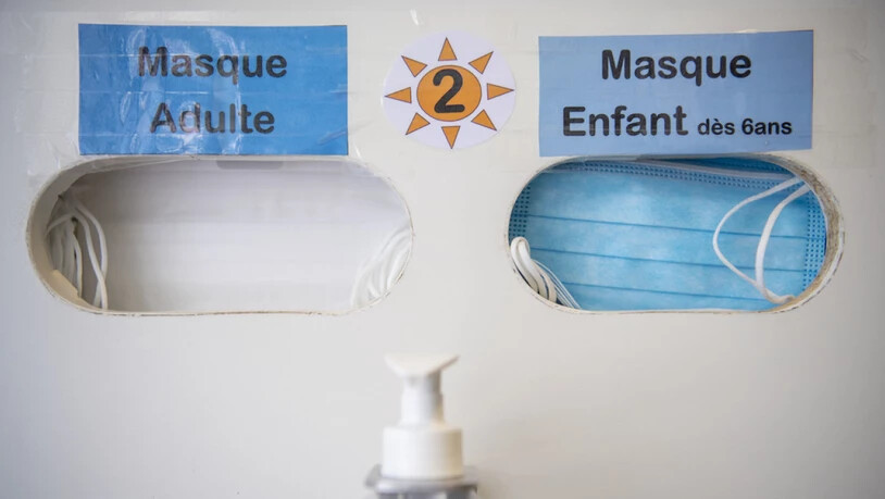 Masken-Automat im Kinderspital Lausanne. Gemäss einer deutschen Familienstudie stecken sich Kinder seltener am Coronavirus an, haben geringere Symptome und nach der Infektion eine stabilere Immunabwehr als Erwachsene. Dennoch: Jedes dritte Kind steckte…