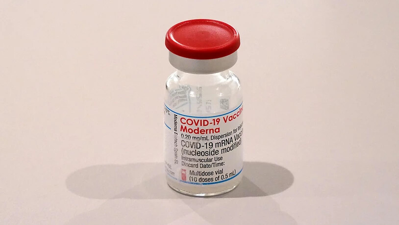 ARCHIV - Ein Behälter des Impfstoffs Moderna steht auf einem Tisch. In Irland dürfen bald 12- bis 15-Jährige eine Corona-Impfung erhalten. Diesen Vorschlag unterbreitete die nationale Impfkommission. Jugendliche sollen einen mRNA-Impfstoff erhalten, also…