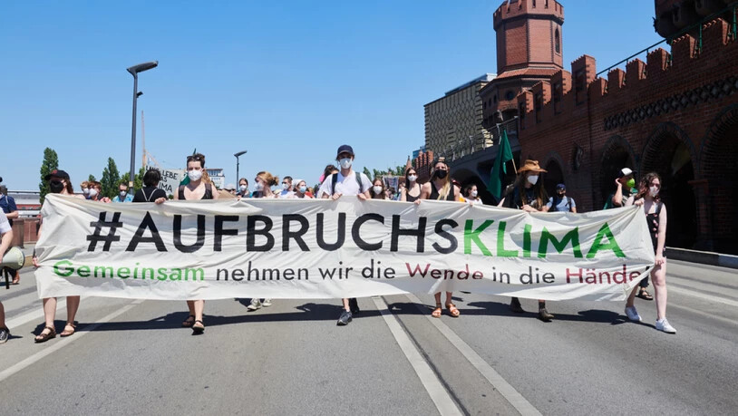 Nicht nur Demonstranten (wie hier in Berlin) warnen davor, dem Klimawandel untätig zuzuschauen: Fast 15'000 Wissenschaftler aus aller Welt haben einen entsprechenden Aufruf unterzeichnet (Symbolbild).