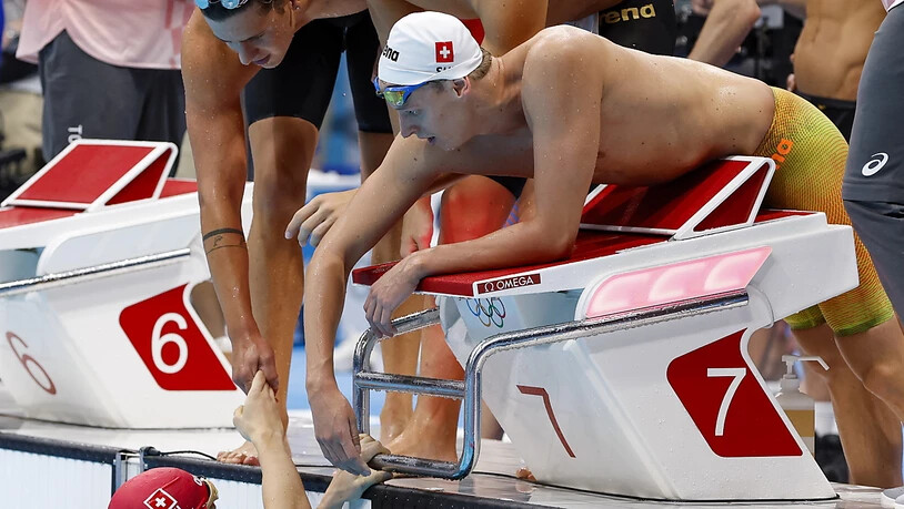 Die Schweizer 4 x 200 m Crawl-Staffel freut sich - die Kollegen beglückwünschen Schlussschwimmer Roman Mityukov