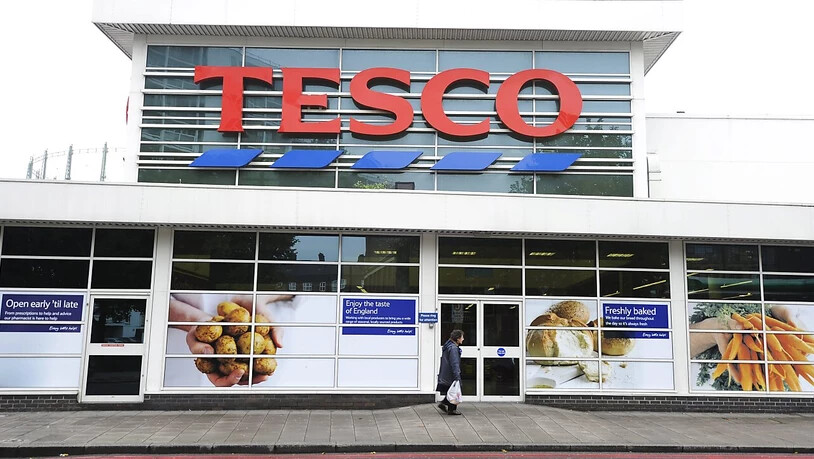 Der britischen Supermarktkette Tesco fehlen wegen Coronarestriktionen und den Folgen des Brexits Lastwagenfahrer. Bei der Rekrutierung lockt Tesco mit einer Bonuszahlung.(Archivbild)