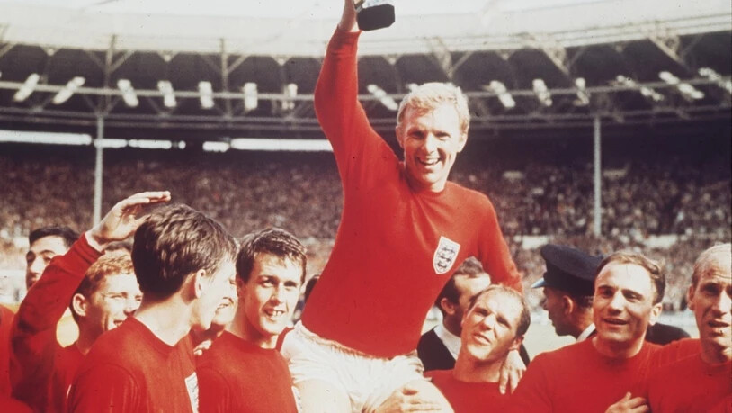 Die britische Fussballmannschaft bejubelt 1966 ihren Weltmeistertitel. Nachdem kürzlich bekannt wurde, dass Bobby Charlton (r) als fünftes Mitglied der damaligen Mannschaft an Demenz erkrankt ist, hat der britische Fussballverband Regeln zur Minimierung…