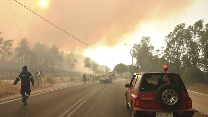 dpatopbilder - Feuerwehrleute bekämpfen einen Waldbrand in der Nähe des Dorfes Lampiri, westlich von Patras. Foto: Andreas Alexopoulos/AP/dpa