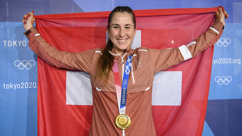Triumph nach Rückschlägen: Belinda Bencic mit Olympia-Gold und Schweizer Flagge