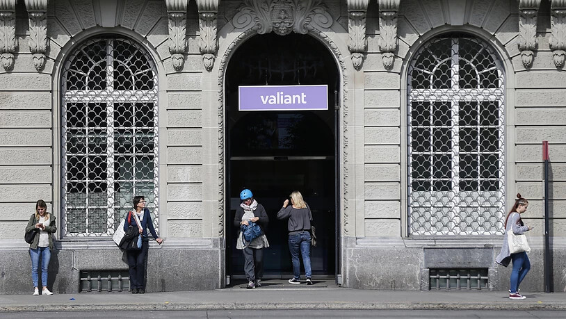 Der Eingang und das Logo der Valiant Bank bei der Filiale auf dem Bundesplatz. Im Zuge der Expansionsstrategie bis 2024 will das Geldhaus 14 neue Filialen eröffnen. (Archivbild)