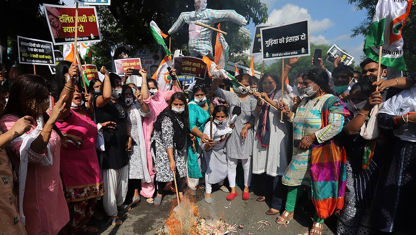 Nachdem ein neunjähriges Mädchen in Indien mutmaßlich Opfer einer Gruppenvergewaltigung geworden ist, haben mehr als hundert Menschen auf den Straßen der Hauptstadt protestiert. Die Regierung kündigte eine Untersuchung an. Foto: Amarjeet Kumar Singh/SOPA…