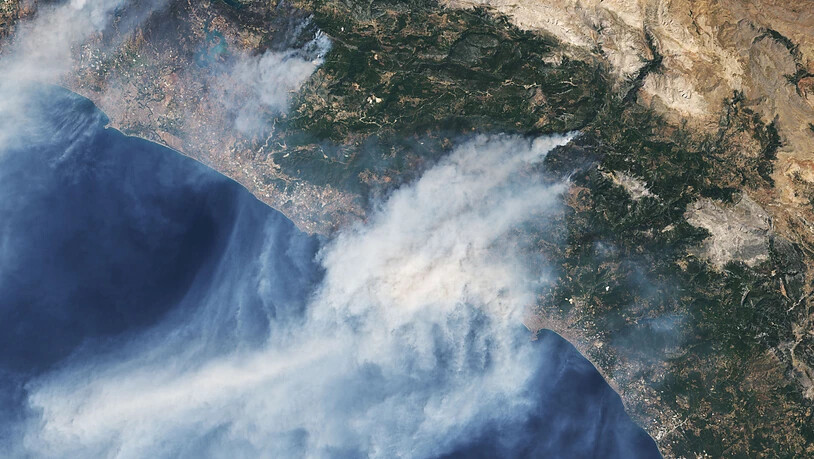 HANDOUT - Diese von der NASA zur Verfügung gestellte Satellitenaufnahme zeigt mehrere Waldbrände die derzeit an der Mittelmeerküste der Türkei wüten. In Italien, Griechenland und der Türkei kämpfen die Menschen weiter gegen heftige Waldbrände und extreme…