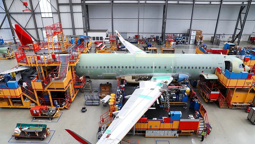 Der Flugzeugbauer Airbus hat im Juli erneut deutlich weniger Jets an seine Kunden übergeben. Mit 47 Maschinen lag die Zahl der Auslieferungen deutlich unter den 77 Stück vom Juni. (Archivbild)