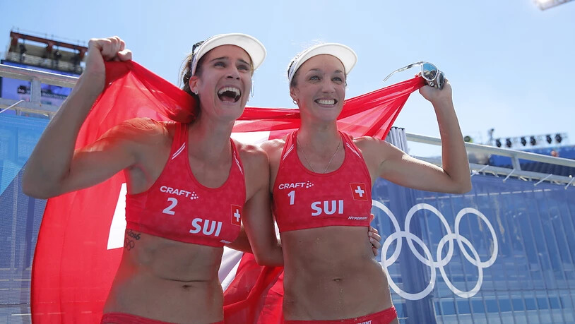Joana Heidrich (links) und Anouk Vergé-Dépré freuen sich über die  Bronzemedaille