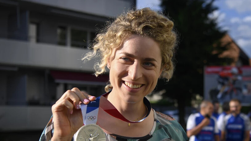 Marlen Reusser zeigt ihre Silbermedaille beim Empfang an ihrem Wohnort Hindelbank