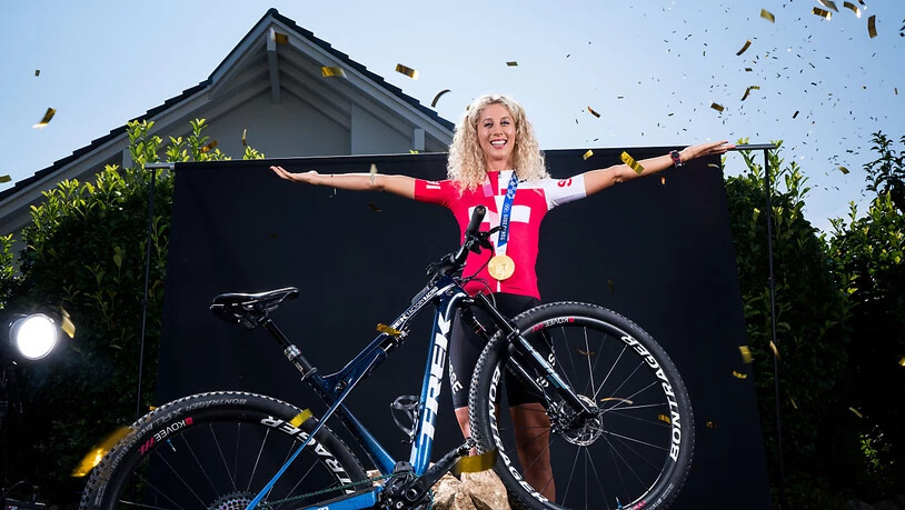 Olympiasiegerin Jolanda Neff posiert mit ihrer Goldmedaille
