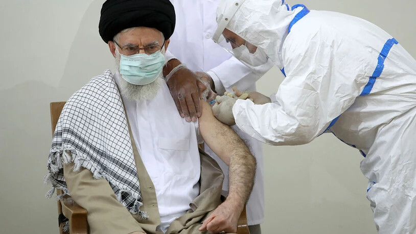 HANDOUT - Die Impfkampagne für die mehr als 83 Millionen Menschen im Iran kommt nur schleppend voran - Oberhaupt Ajatollah Ali Chamenei ist inzwischen allerdings vollständig geimpft. Foto: Iranian Supreme Leader's Office/ZUMA Press Wire/dpa - ACHTUNG:…