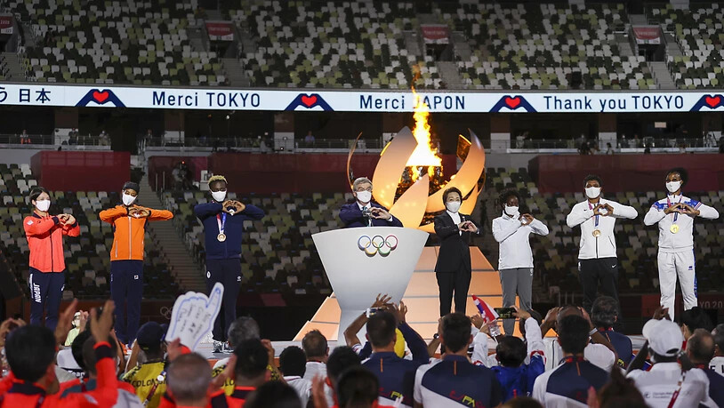 Herzchen für Japan: IOC-Präsident Thomas Bach und die Athleten bringen ihre Zuneigung für die Gastgeber zum Ausdruck