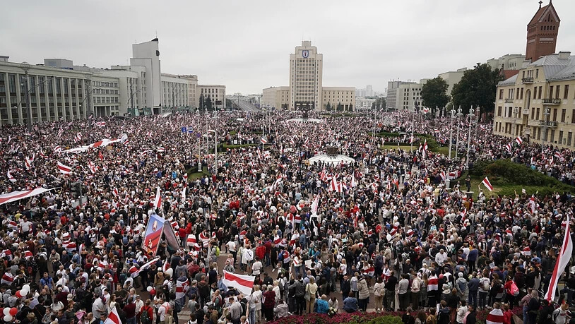 ARCHIV - Belarussische Oppositionsanhänger demonstrieren auf dem Unabhängigkeitsplatz in Minsk. Ein Jahr nach der umstrittenen Präsidentenwahl in Belarus und den darauf folgenden Massenprotesten will die Demokratiebewegung des Landes weiter gegen…