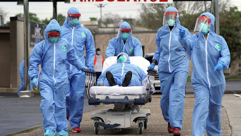 ARCHIV - Ein Covid-Patient wird in der Anfangsphase der Pandemie 2020 in ein Krankenhaus in Houston gebracht. Angesichts der jüngsten Corona-Welle hat der US-Bundesstaat Texas alle Krankenhäuser gebeten, nicht absolut notwendige medizinische Eingriffe zu…