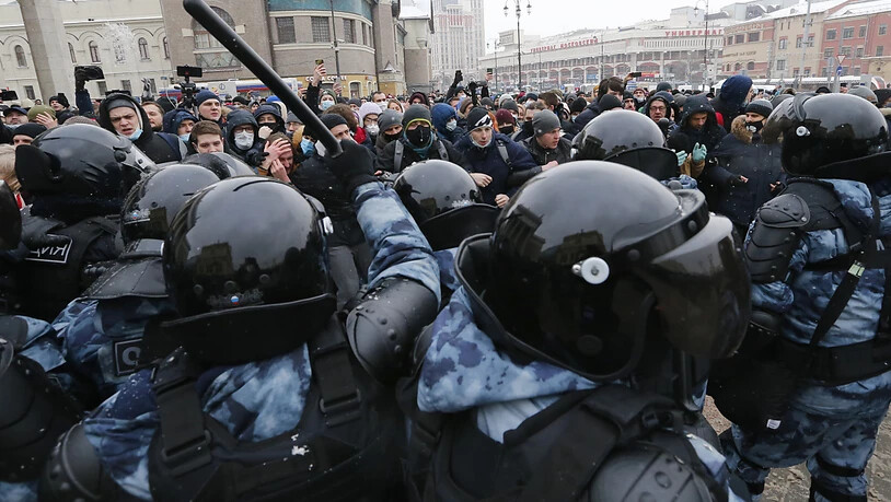 ARCHIV - Polizisten setzen bei einem Protest gegen die Inhaftierung von Kremlkritiker Nawalny gegen die Demonstranten Schlagstöcke ein.  Menschenrechtler haben in einem Bericht von Amnesty International die zunehmende Unterdrückung friedlicher…
