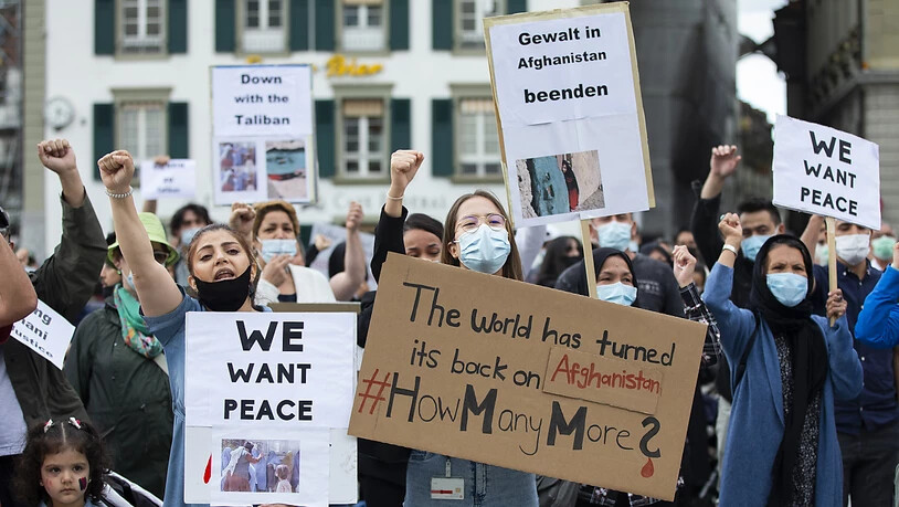 "Nieder mit den Taliban" und "Wir wollen Frieden", forderten Kundgebungsteilnehmerinnen am Montag an der Demo in Bern.