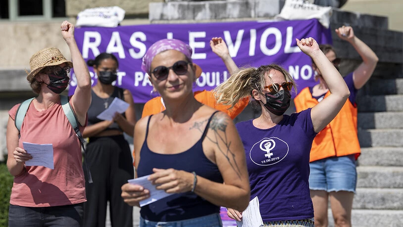 Protest gegen aus ihrer Sicht zu mildes Vergewaltigungsurteil in Basel: Frauen am Samstag in Lausanne.