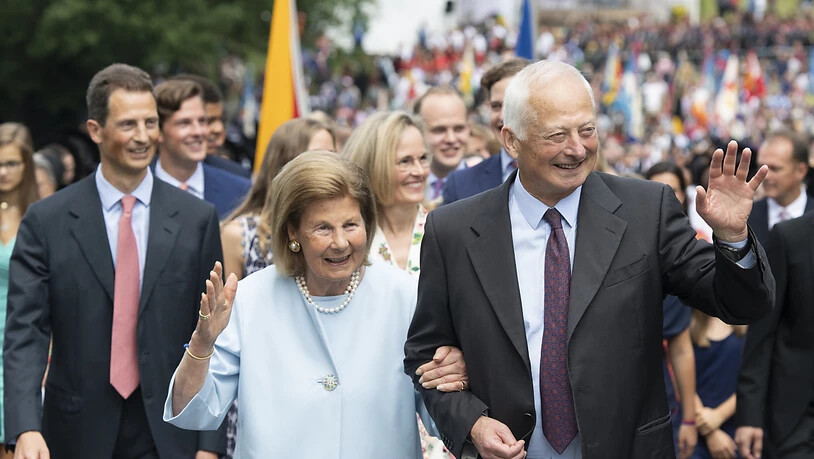 Die fürstliche Familie mit (von links nach rechts): Erbprinz Alois von und zu Liechtenstein, Fürstin Marie, Erbprinzessin Sophie und Fürst Hans-Adam II. von Liechtenstein, bei der 300-Jahr-Feier am 15. August 2019.